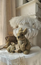 Zwei vintage Osterhasen beflockt