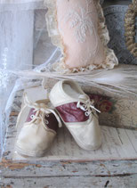 Zauberhaft dekorative alte Babyschuhe