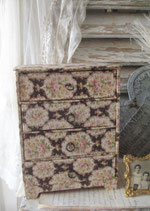 Shabby: Altes Nähkästchen aus Frankreich