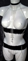Ensemble Lingerie-Bijoux Sexy "Strass & Dark Lace" en dentelle et velours noirs, chaînes et perles scintillantes