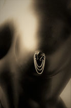 Faux Piercing - Love Bijoux "Sexy Black Pearl" avec ses perles à facettes de couleur noire et ses chaînes (dorées/argentées) en cascade