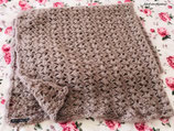 Leichte Tagesdecke/Plaid in olive-braun Woll-/Mohair Garn - Maße: Ca. 135 cm x ca. 110 cm