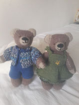 Kleine Teddy Fr. 30.--/20cm hoch. Der mittlere Teddy Fr.40.--/33cm hoch.