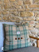 Hazelnut House Kissen aus Harris Tweed