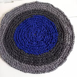 Petit tapis bleu et gris au crochet en coton recyclé
