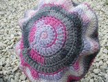béret rose en laine angora pour femme au crochet