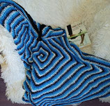 couverture spirale plaid au crochet bleu blanc turquoise et noir