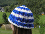 Bonnet en laine style marin à rayures dans les tons de bleu et blanc