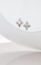 Sternohrstecker mit Diamanten auf 18 karat Weißgold
