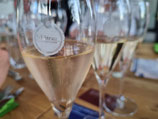 In KA-Mühlburg: 1. Champagner-Tasting am 8. Oktober 2026 mit veganen Leckereien