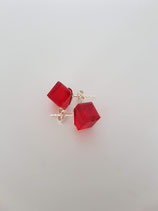 Sterling zilveren oorbellen met een red swarowski element van ca. 8 mm