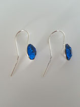 Sterling zilveren oorbellen met een blauw kleurig swarowski element van ca 8 mm