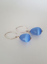 Sterling zilveren oorbellen met blauwe cat eye kralen