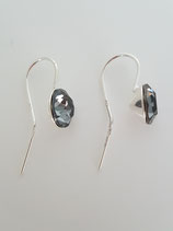 Sterling zilveren oorbellen met een zwart kleurig swarowski element van ca 8 mm