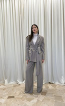 TAILLEUR CON GIACCA STRUTTURATA CON MAXY SPALLINA E PANTALONE PALAZZO CON ELASTICO IN VITA