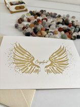 Goldene Postkarte mit kleinem, energetisierten Edelstein