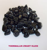 KNTOZK100 KNUFFELSTENEN TOERMALIJN ZWART KLEIN ZAKJE VAN 100 GRAM