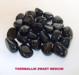 KNTOZM100 KNUFFELSTENEN TOERMALIJN ZWART MEDIUM ZAKJE VAN 100 GRAM