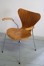 3207 Arne Jacobsen Chair, Nussbaum