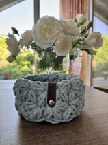 Häkelkorb "boho blossom" in hellblau