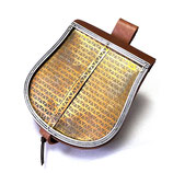 Mittelalterliche Gürteltasche aus braunem Leder mit Frontklappe aus Messing