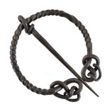 Ringfibel, tordiert, vierfach eingerollt, handgeschmiedet, 7 cm
