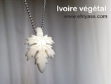 Pendentif Feuille en ivoire végétal