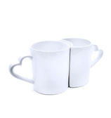 Pareja de tazas blancas con asa de corazón
