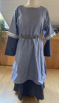 Überkleid taubenblau mit Borte