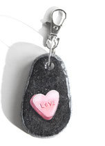 LOVE, hand beschilderde stenen sleutelhanger met een lekker hartjes snoepje