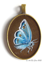Icarus blauwtje geschilderd op een mooie metalen hanger