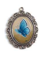Mooie blauwe vlinder geschilderd op een sierlijke hanger
