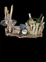 Plateau en bois flotté comportant une bouteille de vin, 4 verres à pied, un tire-bouchon, un seau en métal