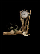 Horloge en bois flotté, décoré de coquillages et Tillandsia