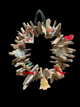 Couronne de Noël en bois flotté et ses décorations