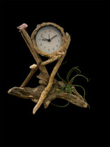 Horloge en bois flotté, décorée de nacres et d'un Tillandsia
