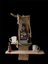Etagère murale en bois flotté et décapsuleur intégré pour cannettes et chopes de bières