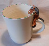 Tasse mit Henkelhocker Pferd