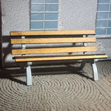 Sitzbank für den Bahnhofsbereich (grau)