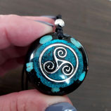 Orgonit Anhänger (A29) "Triskele" blau | Edelstein Heilstein Schmuck