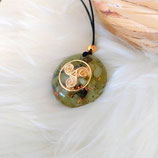 Orgonit Anhänger (A3) mit goldener Triskele | Edelstein Heilstein Schmuck