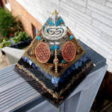 Orgonit Pyramide mit 4 Blumen des Lebens & Spirale 14,5 cm (A7) | Edelstein Heilstein Deko