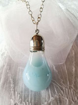 Collier verre soufflé goutte liquide bleu ciel opaque
