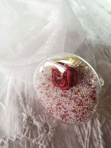 Bague 30 mm micro billes rouges et transparentes avec une rose rouge