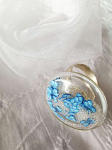 Bague 24 mm Micro-billes transparentes et nœud fimo bleu