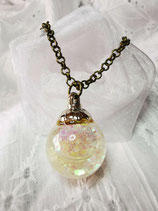Collier verre soufflé boule liquide transparent et paillettes