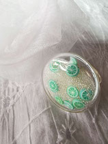 Bague 24 mm micro-billes transparentes et fimo forme Citron vert