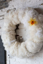 kranz aus Schaffellen weiss-off-white