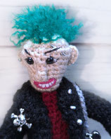 Punk Rock Sammlerfigur SCHRAMMEL– Handgefertigte Künstlerpuppe, Bassist mit Iro & Instrument