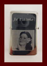 Briquet   "style Zippo" en acier inoxydable .